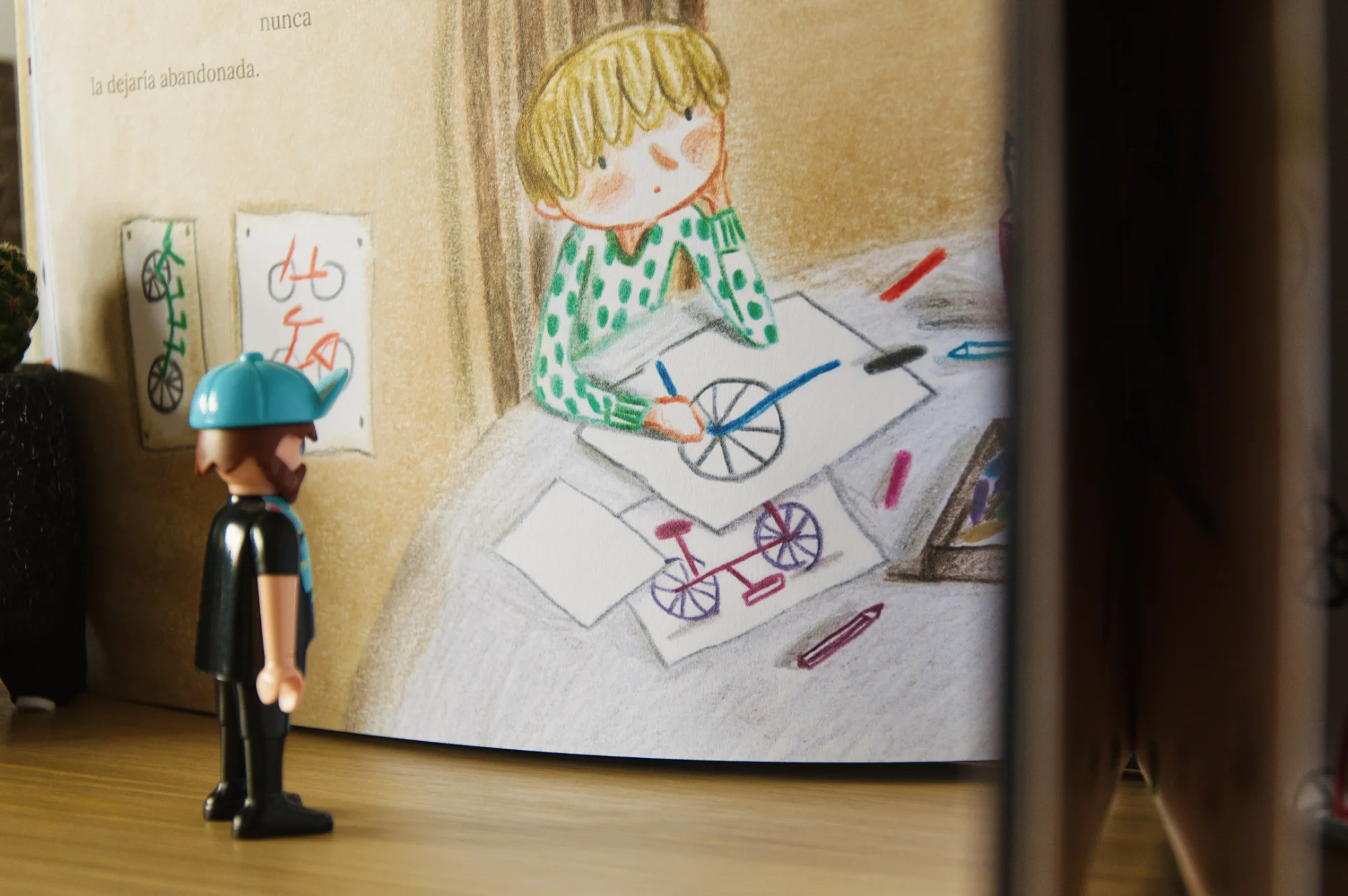 Interior del libro "La bicicleta abandonada". Es un montaje con un muñeco de Playmobil